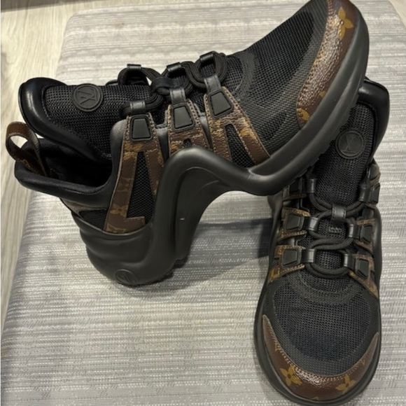 Play Vuitton women’s sneakers size 8 1/2 or size 39 will fit a slender size 9 - Picture 2 of 3